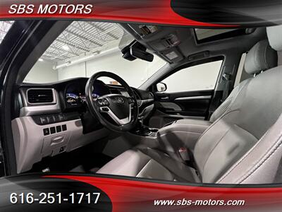 2017 Toyota Highlander Hybrid XLE   - Photo 9 - Grand Rapids, MI 49512
