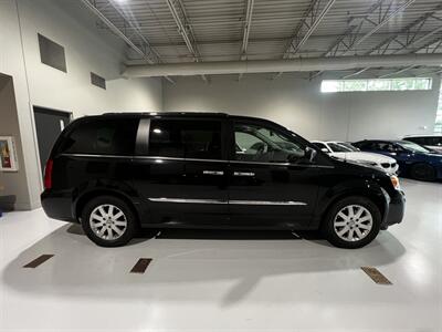 2016 Chrysler Town and Country Touring   - Photo 9 - Grand Rapids, MI 49512