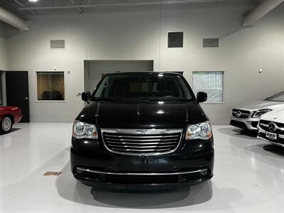 2016 Chrysler Town and Country Touring   - Photo 2 - Grand Rapids, MI 49512