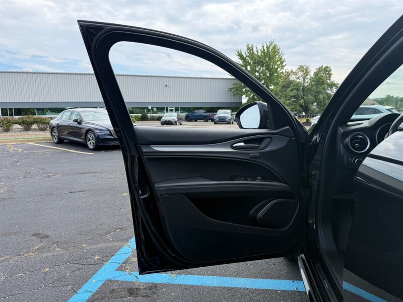 2023 Alfa Romeo Stelvio Veloce - Photo 25 - Grand Rapids, MI 49512