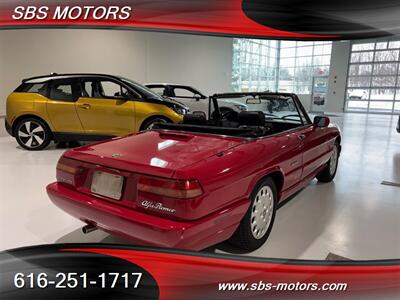 1993 Alfa Romeo Spider Veloce   - Photo 3 - Grand Rapids, MI 49512