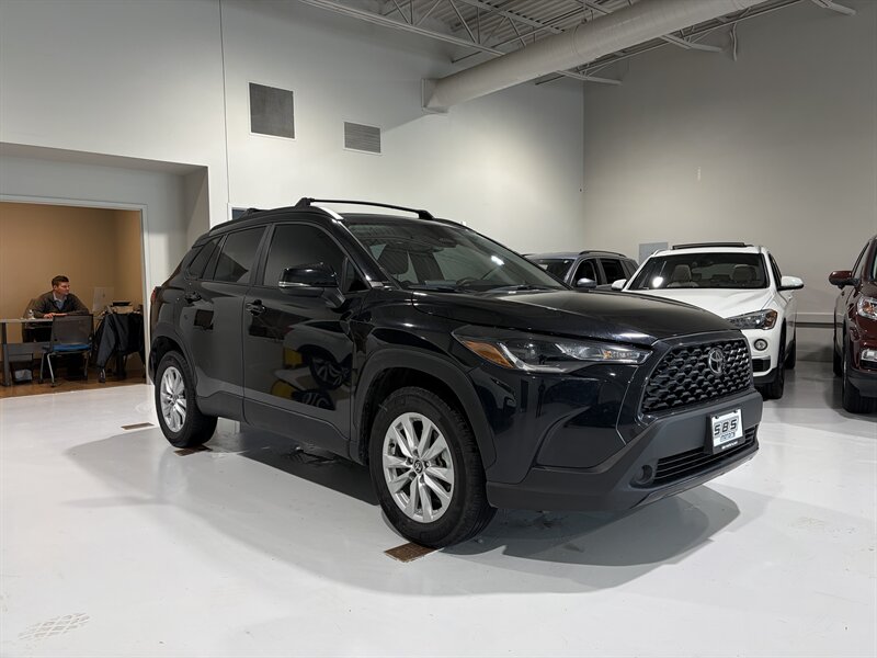 2025 Toyota Corolla Cross LE's photo