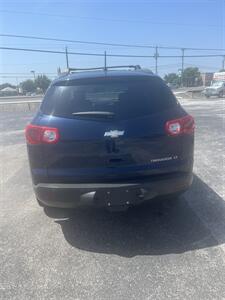 2011 Chevrolet Traverse LT - Photo 2 - Converse, TX 78109