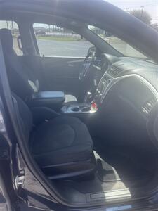 2011 Chevrolet Traverse LT - Photo 4 - Converse, TX 78109