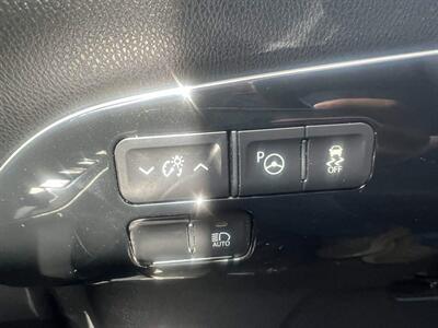 2020 Toyota Prius XLE   - Photo 14 - Inglewood, CA 90304