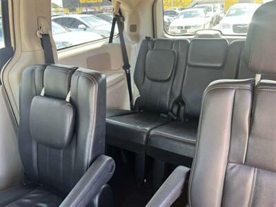 2013 Chrysler Town & Country Touring   - Photo 10 - Inglewood, CA 90304