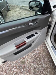 2008 Chrysler 300C HEMI   - Photo 11 - Savannah, TN 38372-9999