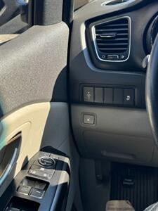 2016 Kia Sedona L   - Photo 7 - Savannah, TN 38372-9999