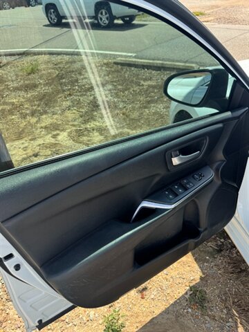 2015 Toyota Camry SE - Photo 9 - Savannah, TN 38372-9999