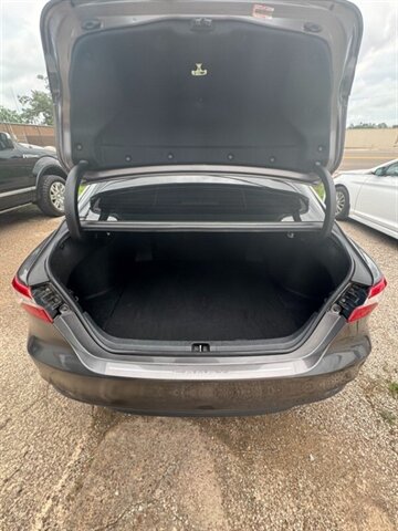 2018 Toyota Camry LE - Photo 16 - Savannah, TN 38372-9999