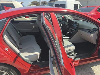2018 Hyundai SONATA SE - Photo 8 - East Dundee, IL 60118