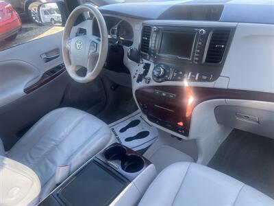 2012 Toyota Sienna XLE 8-Passenger   - Photo 15 - East Dundee, IL 60118