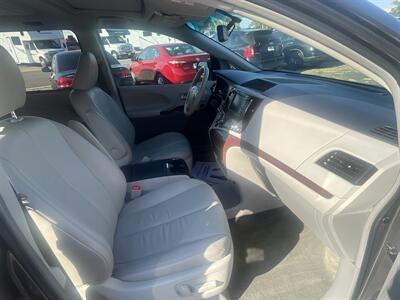 2012 Toyota Sienna XLE 8-Passenger   - Photo 14 - East Dundee, IL 60118