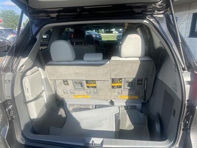 2012 Toyota Sienna XLE 8-Passenger   - Photo 6 - East Dundee, IL 60118