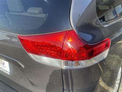 2012 Toyota Sienna XLE 8-Passenger   - Photo 34 - East Dundee, IL 60118