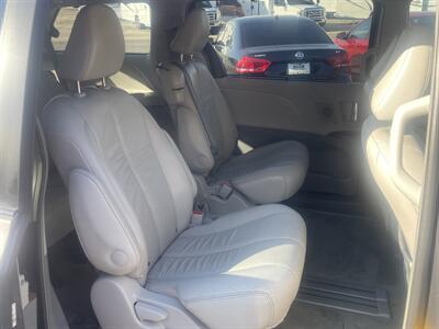 2012 Toyota Sienna XLE 8-Passenger   - Photo 12 - East Dundee, IL 60118
