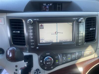 2012 Toyota Sienna XLE 8-Passenger   - Photo 17 - East Dundee, IL 60118