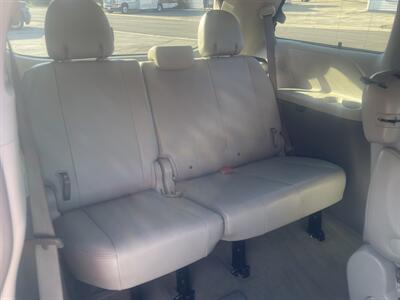 2012 Toyota Sienna XLE 8-Passenger   - Photo 11 - East Dundee, IL 60118