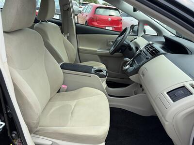 2013 Toyota Prius V Three - Photo 11 - East Dundee, IL 60118