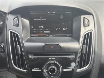 2015 Ford Focus Titanium Hatchback   - Photo 15 - East Dundee, IL 60118