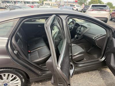 2015 Ford Focus Titanium Hatchback   - Photo 9 - East Dundee, IL 60118