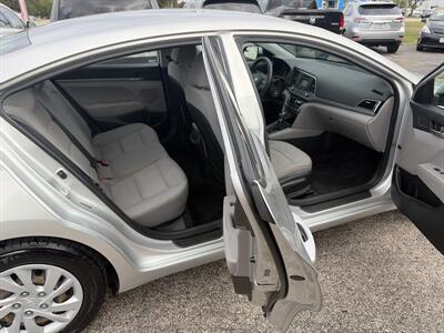 2018 Hyundai Elantra SE   - Photo 8 - East Dundee, IL 60118