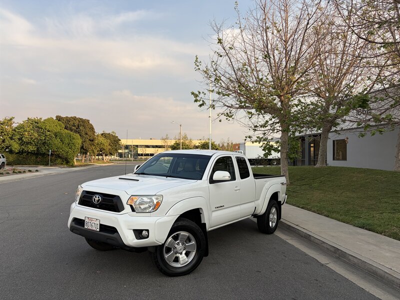 2015 Toyota Tacoma V6 PreRunner  With Leather & Back Up camera