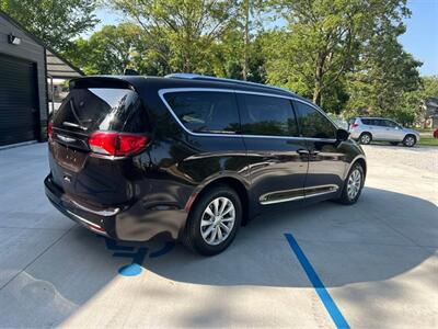 2018 Chrysler Pacifica Touring L   - Photo 2 - Siloam Springs, AR 72761