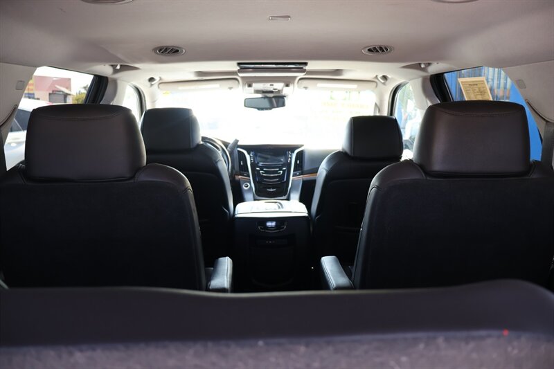 2016 Cadillac Escalade Luxury Collection - Photo 8 - Arleta, CA 91331