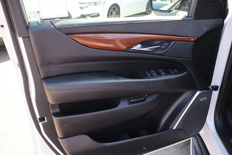 2016 Cadillac Escalade Luxury Collection - Photo 12 - Arleta, CA 91331