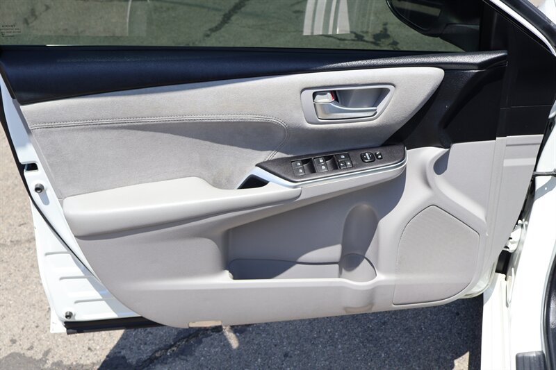 2017 Toyota Camry XSE - Photo 14
