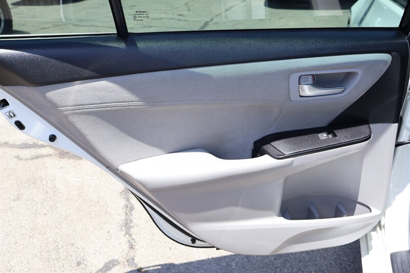 2017 Toyota Camry XSE - Photo 16