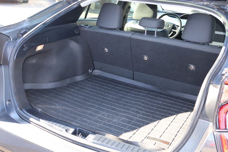 2016 Toyota Prius Four - Photo 13 - Arleta, CA 91331