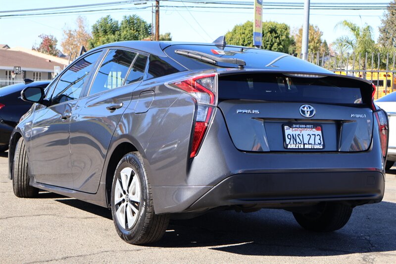 2016 Toyota Prius Four - Photo 4 - Arleta, CA 91331