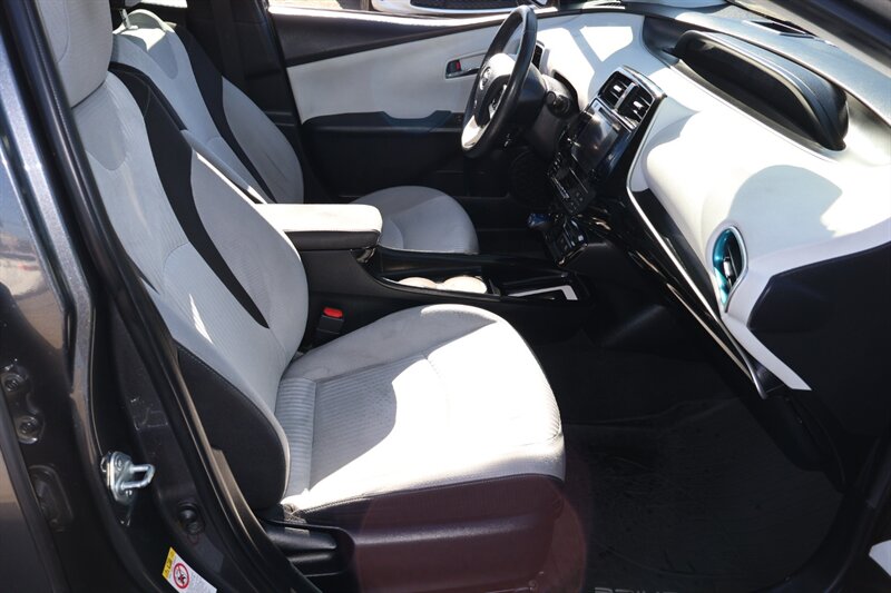 2016 Toyota Prius Four - Photo 10 - Arleta, CA 91331