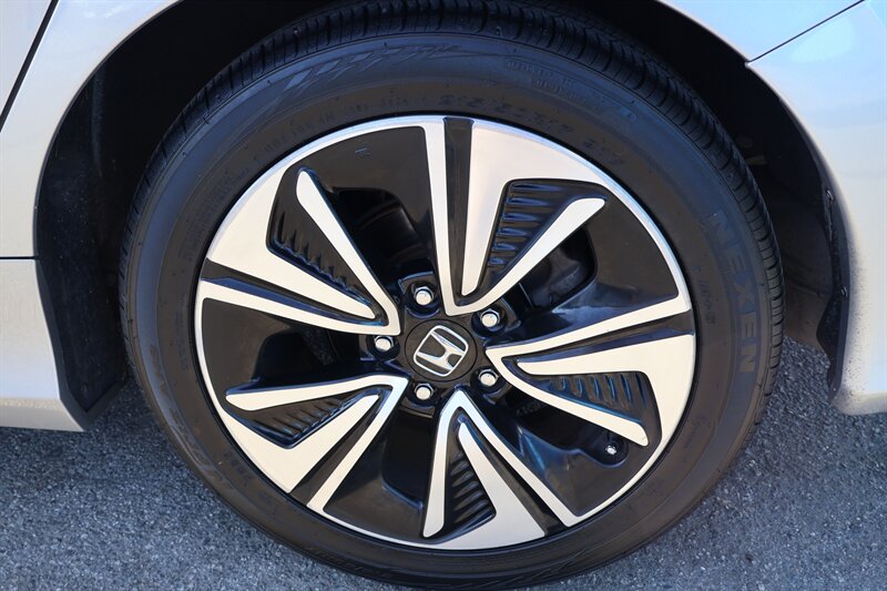 2017 Honda Civic EX-T - Photo 16 - Arleta, CA 91331