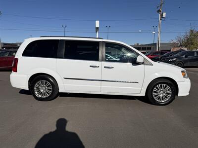 2016 Chrysler Town and Country Touring-L - Photo 4 - Edmonton, AB T5S 1R1