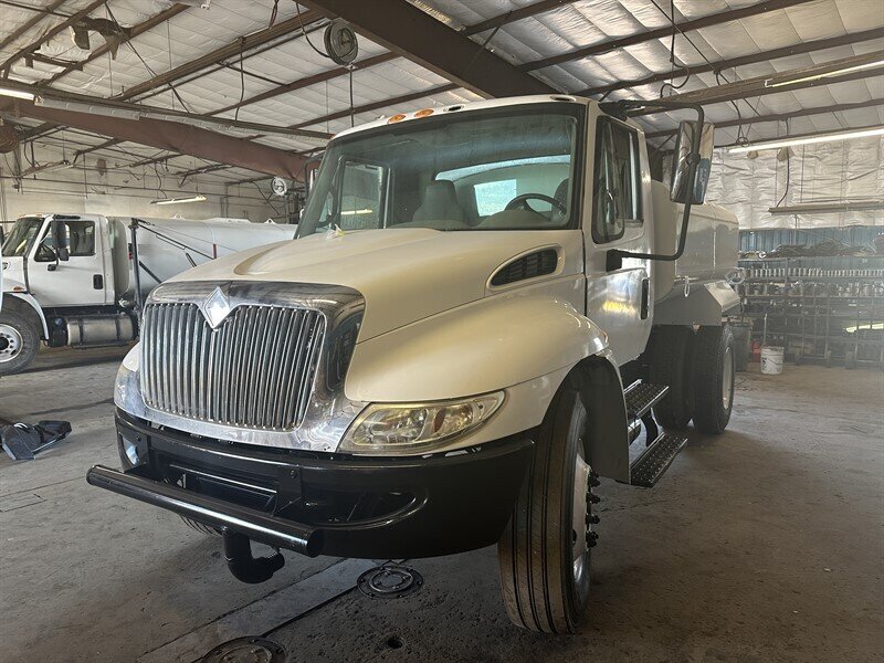 2007 International 4000 Water Truck 2,000 Gallon - Photo 1 - Phoenix, AZ 85004