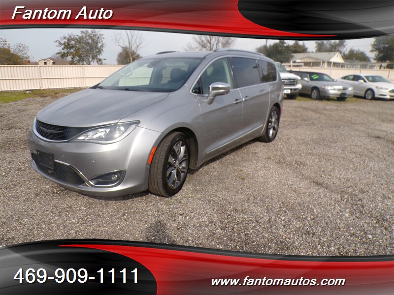 2018 Chrysler Pacifica Limited's photo