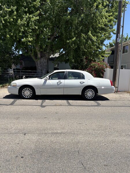 2004 Lincoln Town Car Ultimate - Photo 2 - Meridian, ID 83642