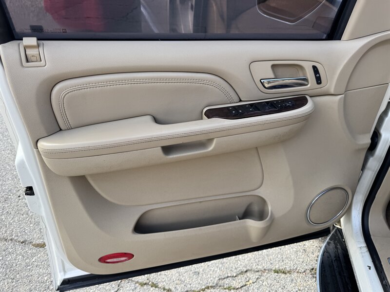 2009 Cadillac Escalade   - Photo 12 - Meridian, ID 83642