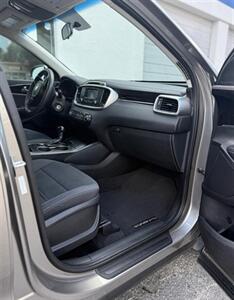 2017 Kia Sorento L   - Photo 8 - Miami, FL 33147