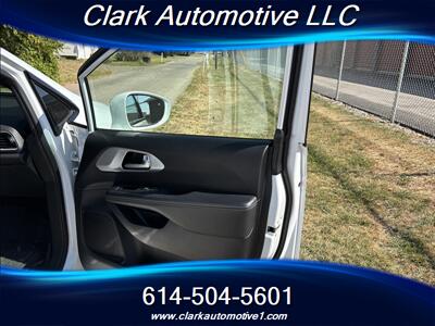 2020 Chrysler Pacifica Touring   - Photo 11 - Plain City, OH 43064