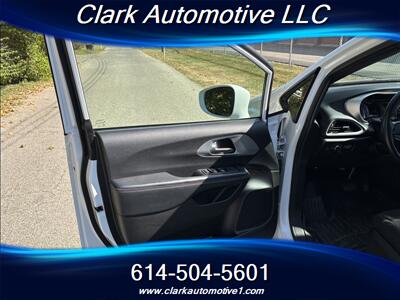 2020 Chrysler Pacifica Touring   - Photo 9 - Plain City, OH 43064