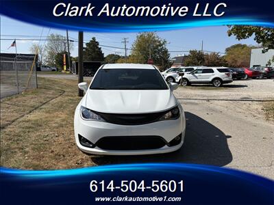 2020 Chrysler Pacifica Touring   - Photo 2 - Plain City, OH 43064