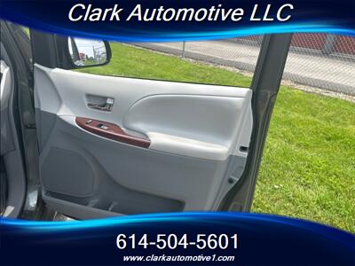 2014 Toyota Sienna XLE 8-Passenger  Leather, Navi, Sunroof, Entertainment - Photo 14 - Plain City, OH 43064