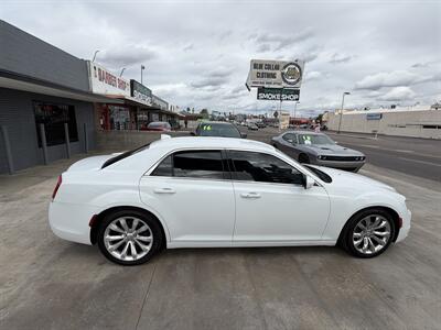 2017 Chrysler 300 Limited   - Photo 6 - Phoenix, AZ 85008