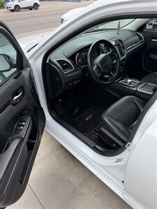 2017 Chrysler 300 Limited   - Photo 8 - Phoenix, AZ 85008