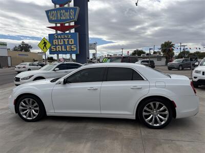 2017 Chrysler 300 Limited   - Photo 2 - Phoenix, AZ 85008