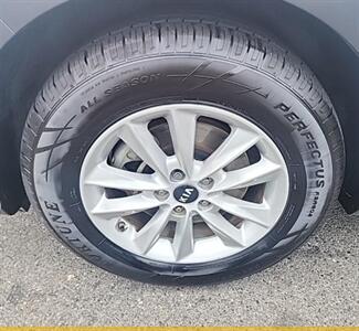 2019 Kia Sorento LX 3RD ROW SEATING  GREAT ALTERNATIVE FOR A MINI VAN NEW TIRES AND BRAKES FULLY SERVICED - Photo 9 - Brooklyn, NY 11218